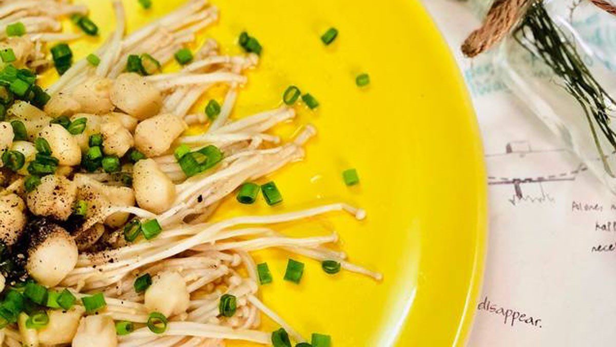 Stir-fried scallops with enoki mushrooms