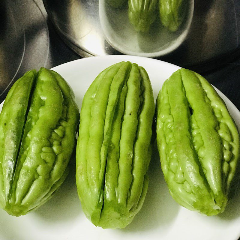 Step 1 Preparing ingredients for stuffed bitter melon soup (recipe shared by a user)