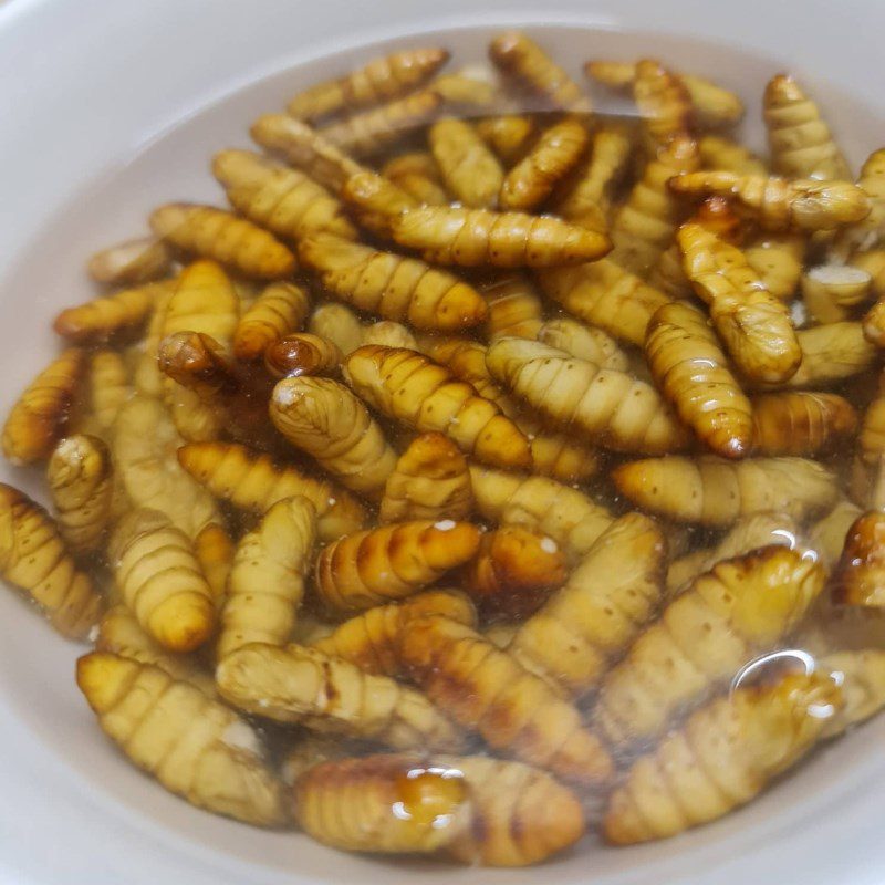 Step 1 Prepare the ingredients for Fried larvae with lime leaves