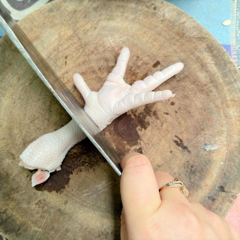 Step 1 Prepare the ingredients for Chicken Feet with Green Pepper Sauce