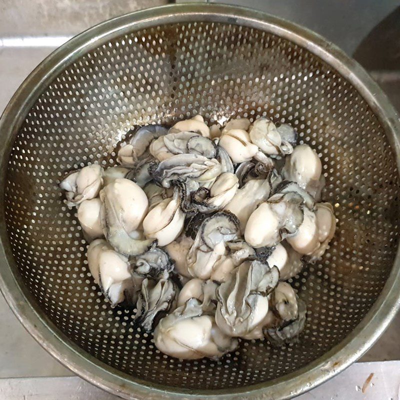 Step 1 Prepare the ingredients for oyster soup cooked with gourd