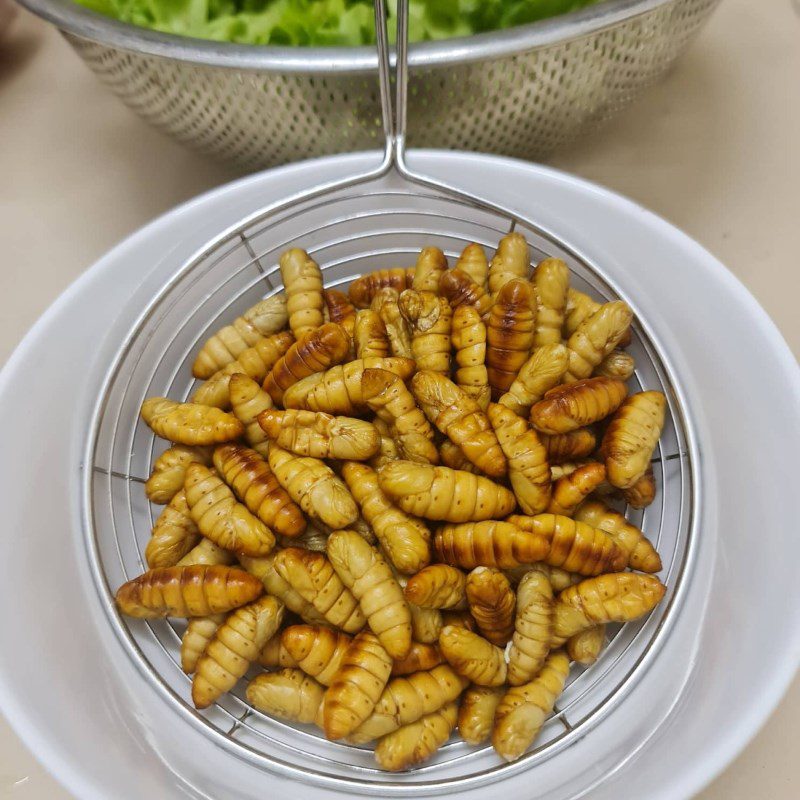 Step 1 Prepare the ingredients for Fried larvae with lime leaves