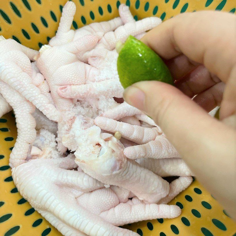 Step 1 Prepare the ingredients for Chicken Feet with Green Pepper Sauce