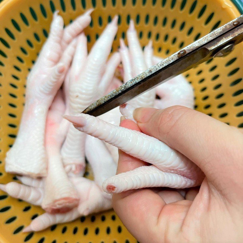 Step 1 Prepare the ingredients for Chicken Feet with Green Pepper Sauce