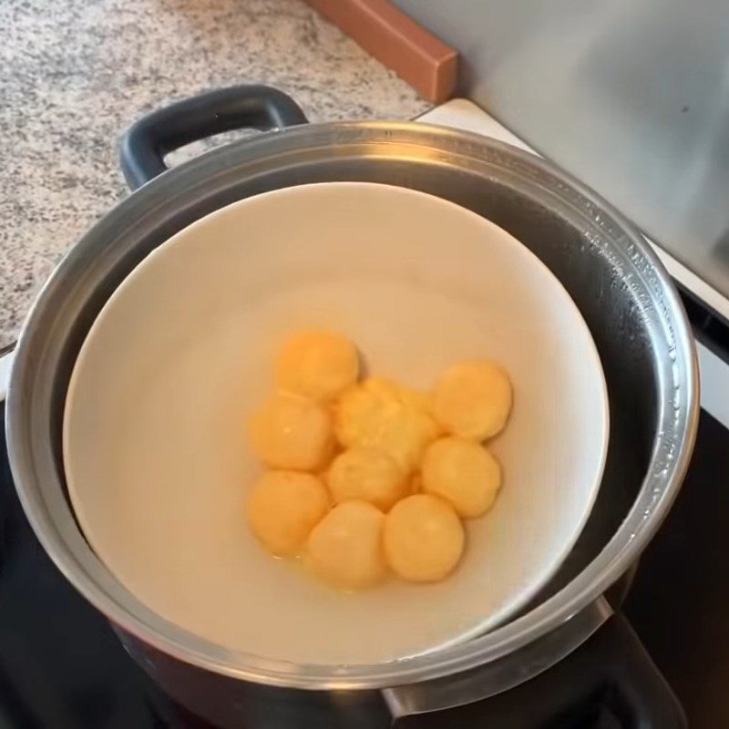 Step 1 Prepare salted eggs for golden salted egg custard buns