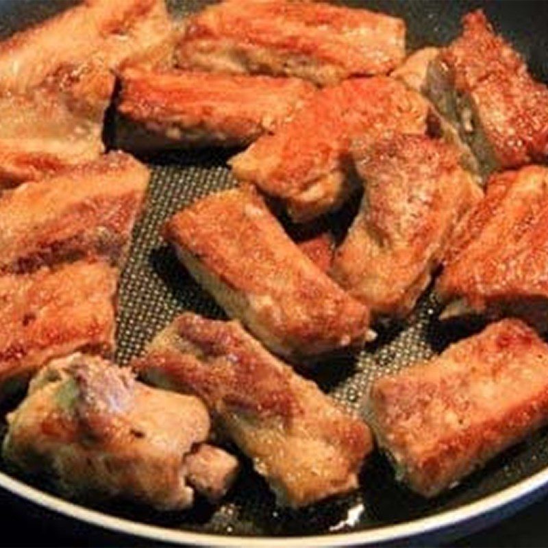 Step 1 Preliminary processing and frying the ribs Bitter Snail Noodle Soup with Pork Ribs