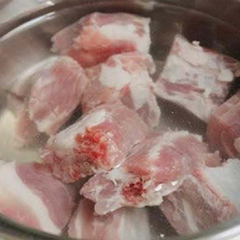 Step 1 Preliminary processing and frying the ribs Bitter Snail Noodle Soup with Pork Ribs