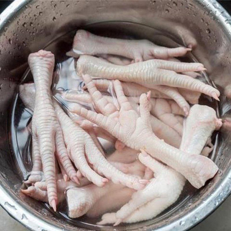 Step 1 Preparation of Boiled chicken feet with fragrant herbal medicine