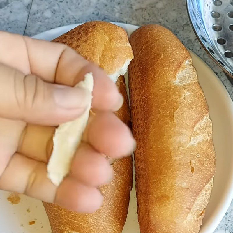 Step 1 Prepare the bread for salty fried vegetarian pork skin