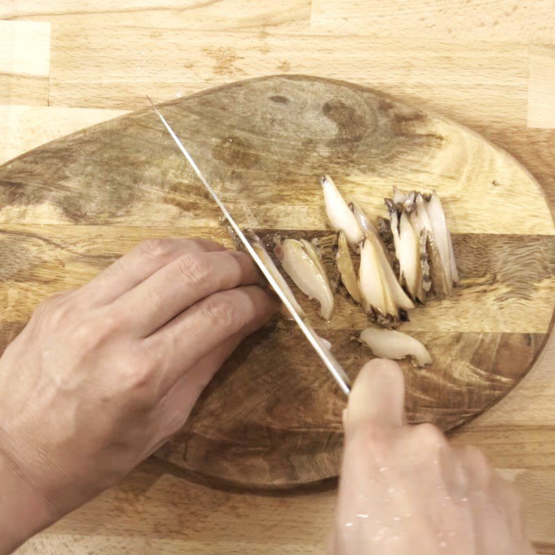 Step 2 Prepare the abalone for Abalone Porridge with Shrimp and Mushrooms