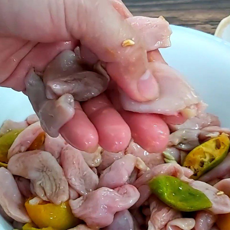 Step 1 Prepare fish stomachs Stir-fried sweet and sour fish stomachs