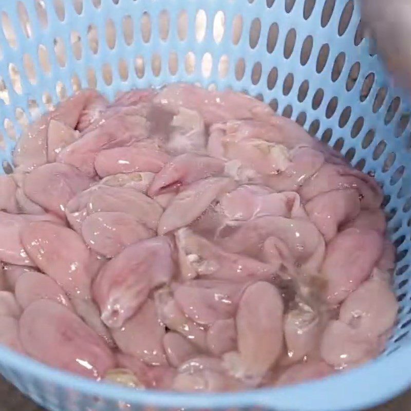 Step 1 Preparing fish intestines Fish intestines stir-fried with bamboo shoots