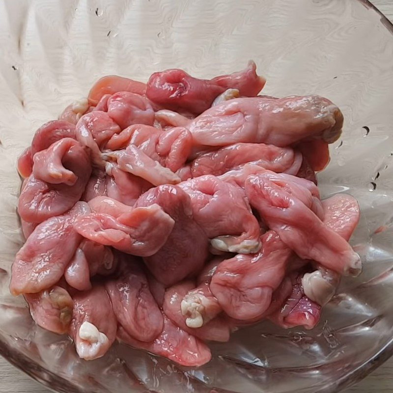 Step 1 Prepare the basa fish stomach for stir-fried basa fish stomach with onions