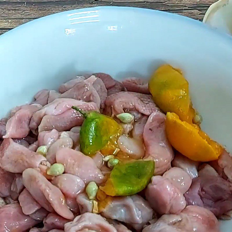 Step 1 Prepare fish stomachs Stir-fried sweet and sour fish stomachs