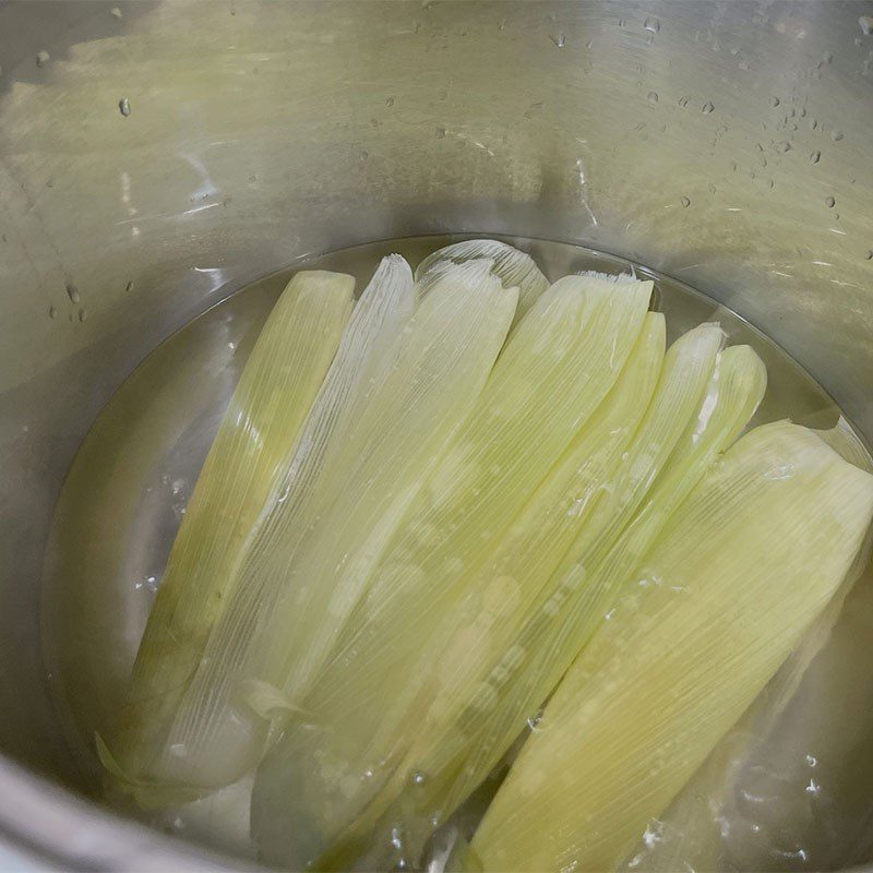 Step 1 Prepare the corn for Steamed Corn Cake