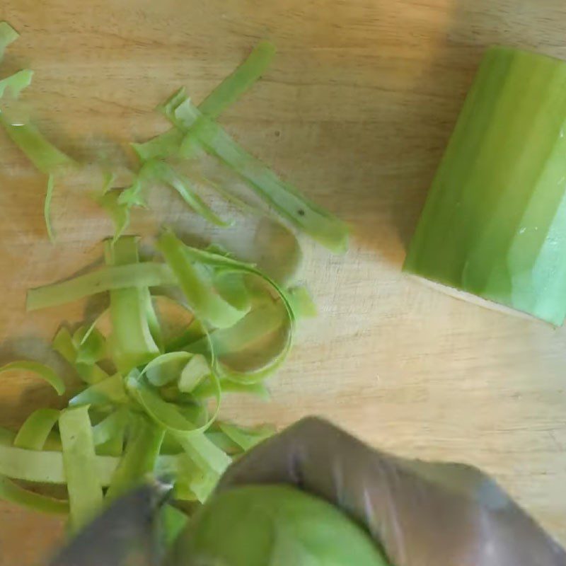 Step 1 Prepare the bottle gourd for Bottle Gourd Juice