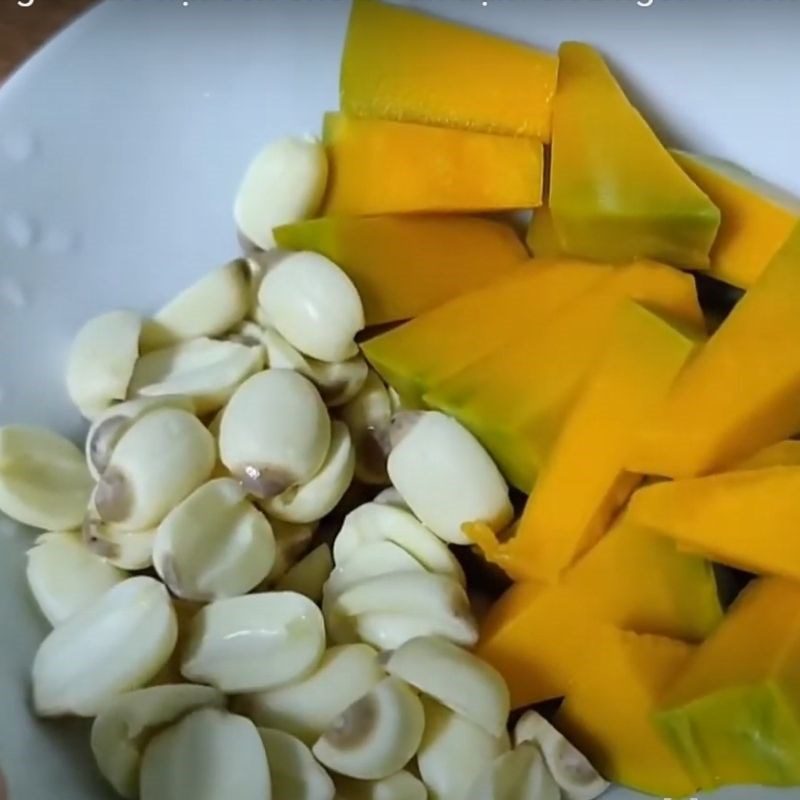 Step 1 Prepare pumpkin and lotus seeds Chicken soup with pumpkin and lotus seeds