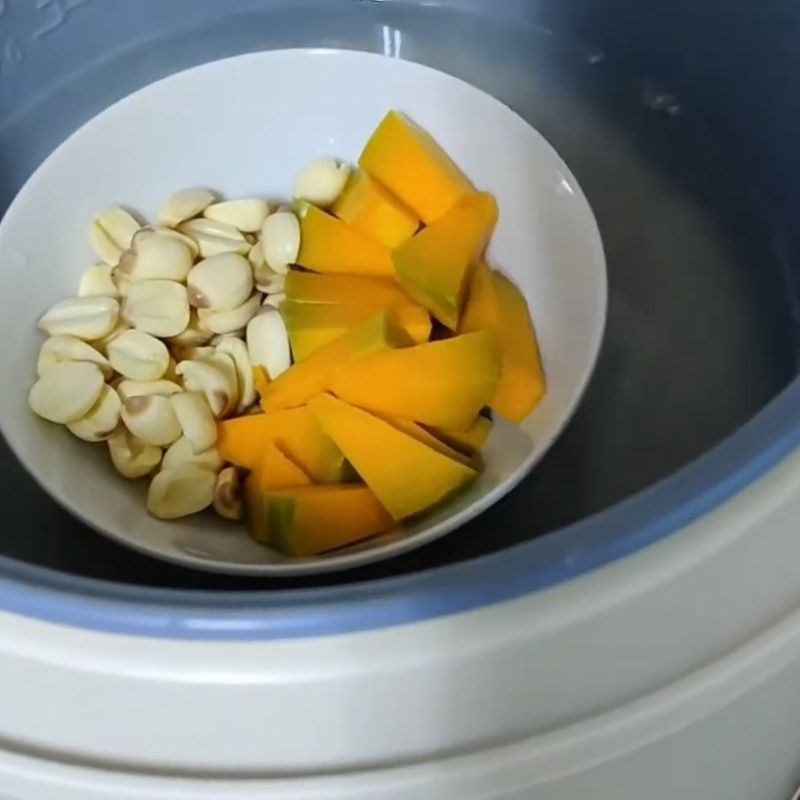 Step 1 Prepare pumpkin and lotus seeds Chicken soup with pumpkin and lotus seeds