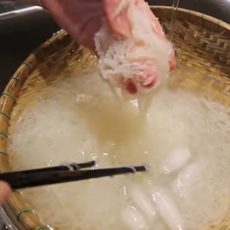 Step 1 Prepare pig skin for sour beef sausage from ground beef