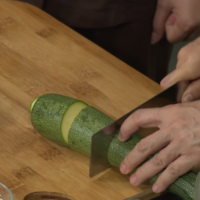 Step 1 Prepare the zucchini for steamed zucchini with meat