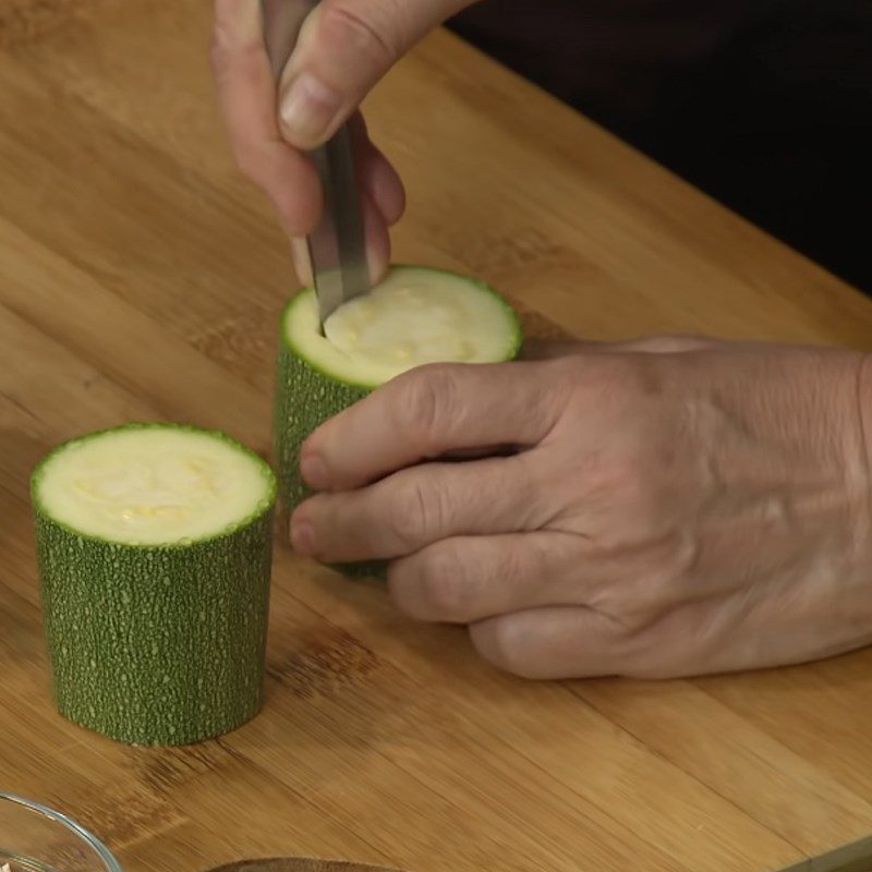 Step 1 Prepare the zucchini for steamed zucchini with meat