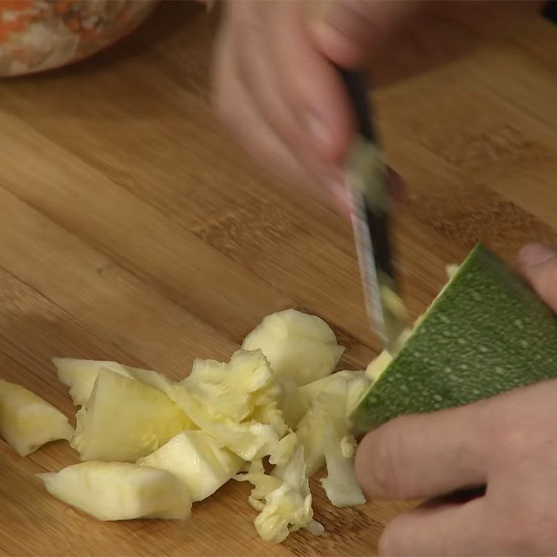 Step 1 Prepare the zucchini Steamed zucchini with mushrooms