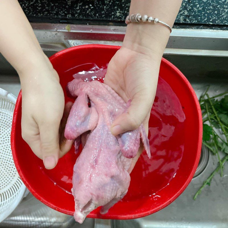 Step 1 Prepare the Pigeon Stewed Pigeon with Mugwort (Recipe shared by users)