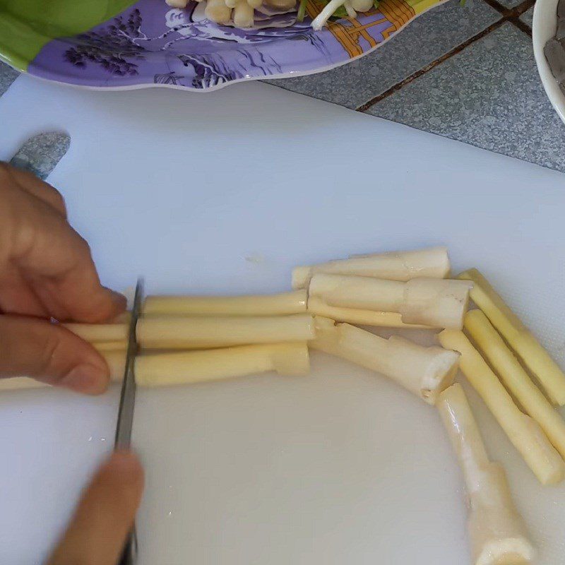 Step 1 Prepare the bamboo shoots Stir-fried bamboo shoots with shrimp and meat