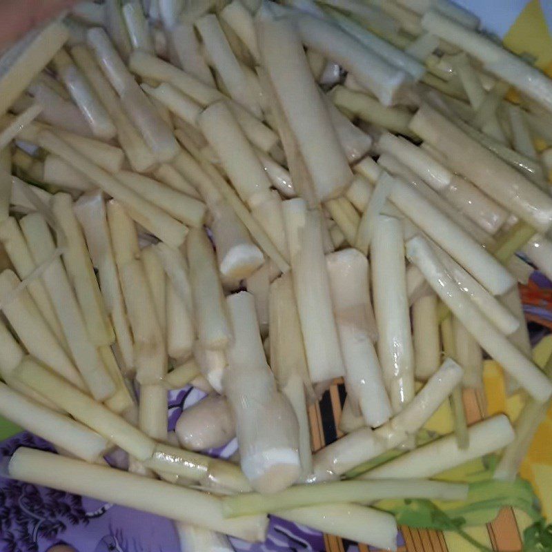 Step 1 Prepare the bamboo shoots Stir-fried bamboo shoots with shrimp and meat