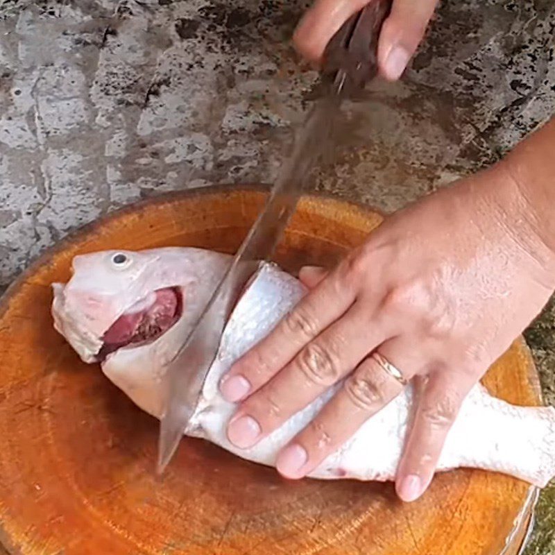 Step 1 Prepare the fish for crab soup