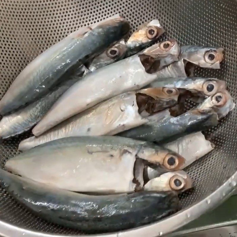 Step 1 Prepare the fish Fried skipjack tuna with garlic chili sauce