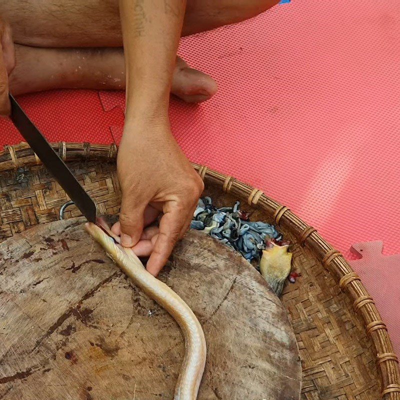 Step 1 Preparing the fish Grilled Snakehead Fish Salad (Gỏi nhệch)