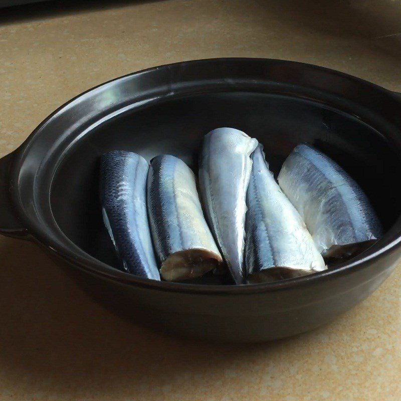 Step 1 Prepare the fish and ingredients for Japanese mackerel braised with pepper