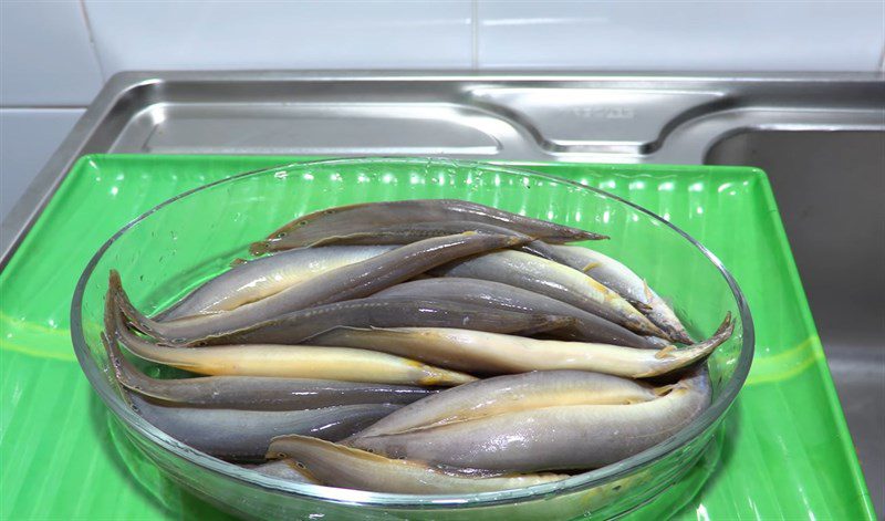 Step 2 Preparing eel for eel porridge