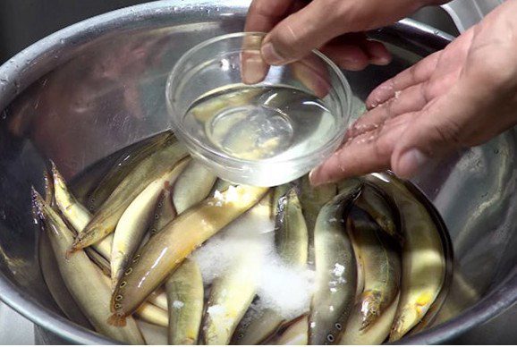 Step 2 Preparing eel for eel porridge