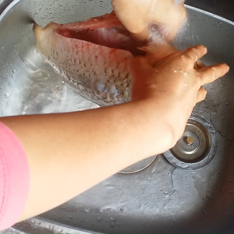 Step 1 Prepare the carp for Green Bean Fish Porridge