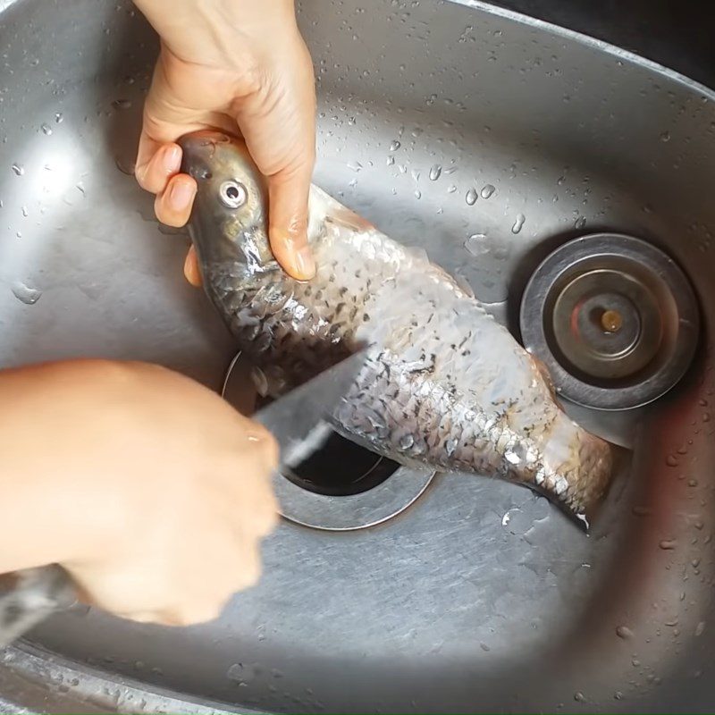 Step 1 Prepare the carp for Green Bean Fish Porridge