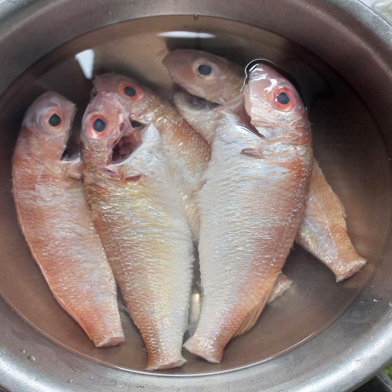 Step 1 Prepare the fish (mullet) Fried mullet with salt and chili