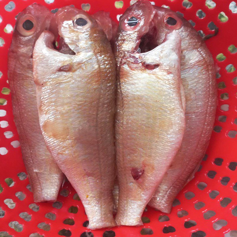 Step 1 Prepare the fish (mullet) Fried mullet with salt and chili