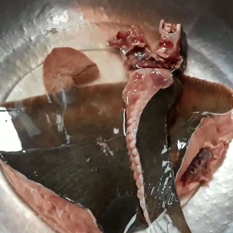 Step 1 Prepare the stingray for sour stingray soup cooked with fermented rice