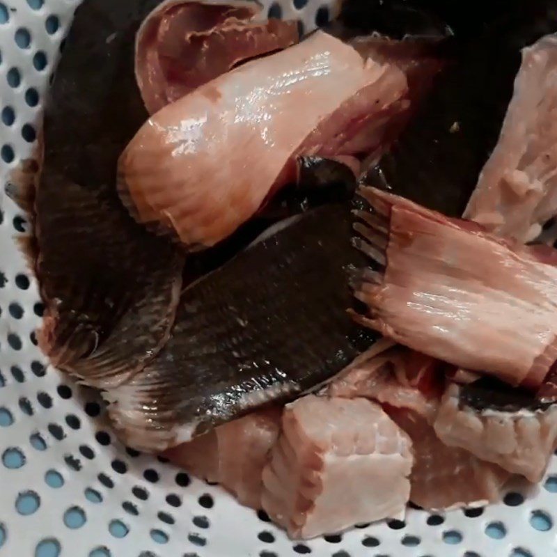 Step 1 Prepare the stingray for sour stingray soup cooked with fermented rice