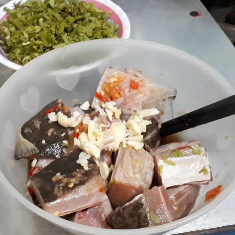 Step 1 Prepare the stingray for Sour Stingray Soup with Young Tamarind Leaves