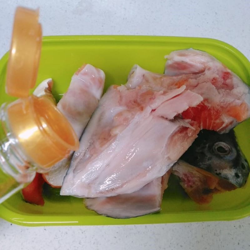 Step 1 Prepare the Ingredients for Fried Salmon Head with Fish Sauce (Recipe shared by users)