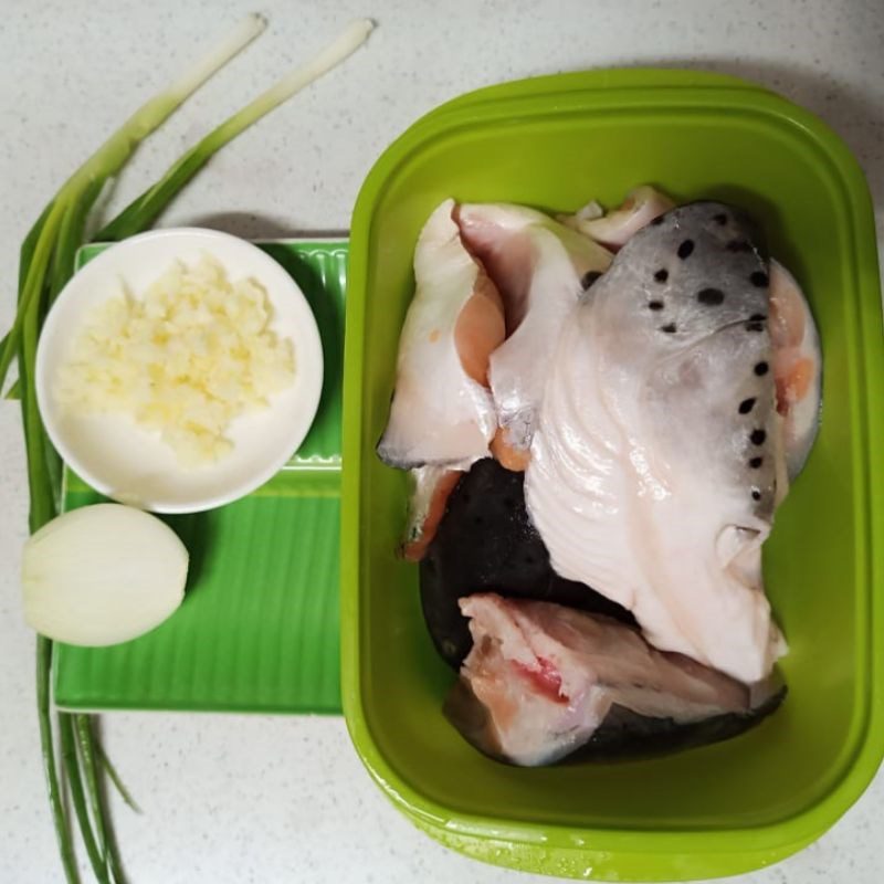 Step 1 Prepare the Ingredients for Fried Salmon Head with Fish Sauce (Recipe shared by users)