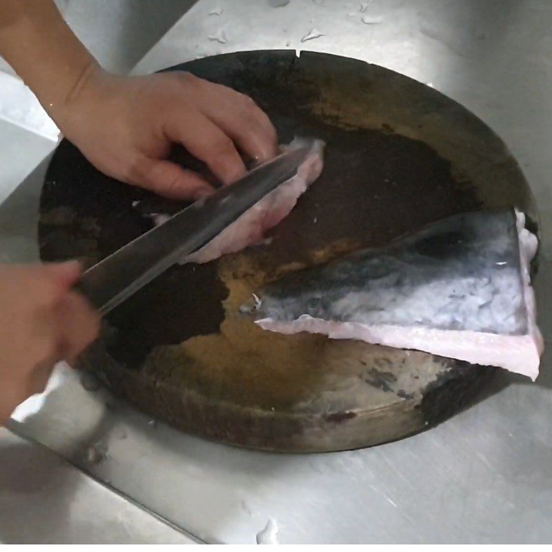 Step 1 Prepare the fish for the fish salad with red onion