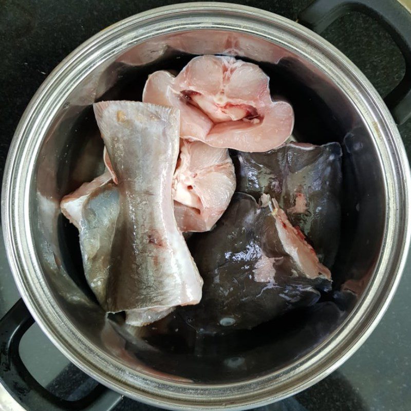 Step 1 Prepare the catfish Nghệ braised Catfish