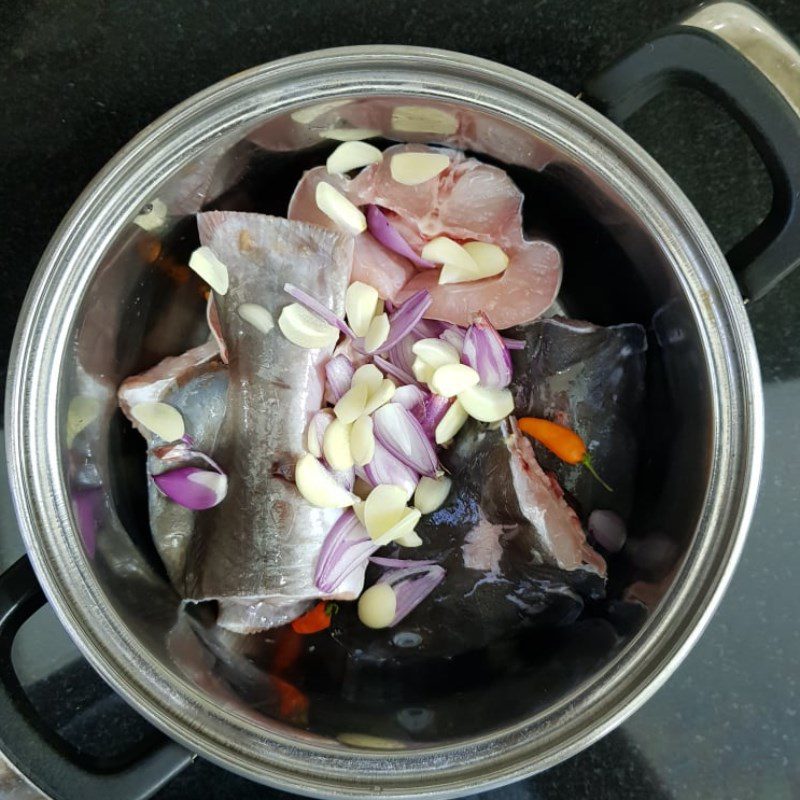 Step 1 Prepare the catfish Nghệ braised Catfish