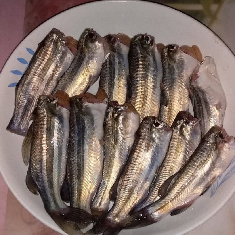 Step 1 Prepare the fish for sour fish soup with sword bean flowers