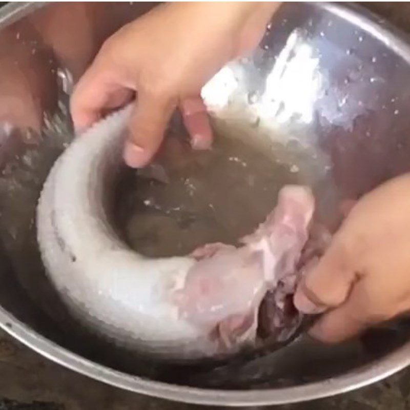 Step 1 Prepare the snakehead fish Bitter vegetable soup with snakehead fish