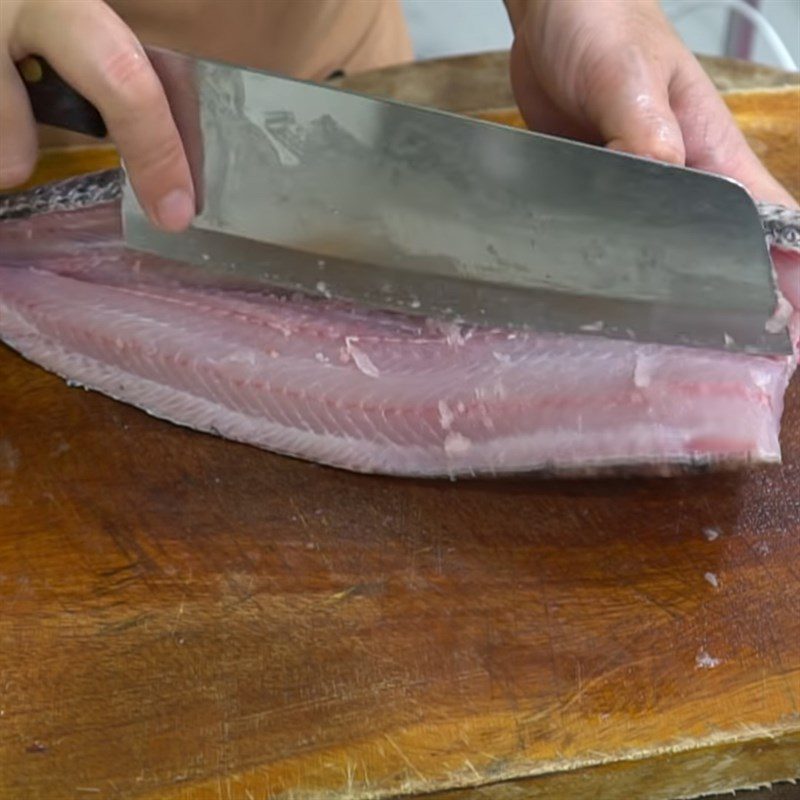 Step 1 Preparing snakehead fish for snakehead fish noodle soup